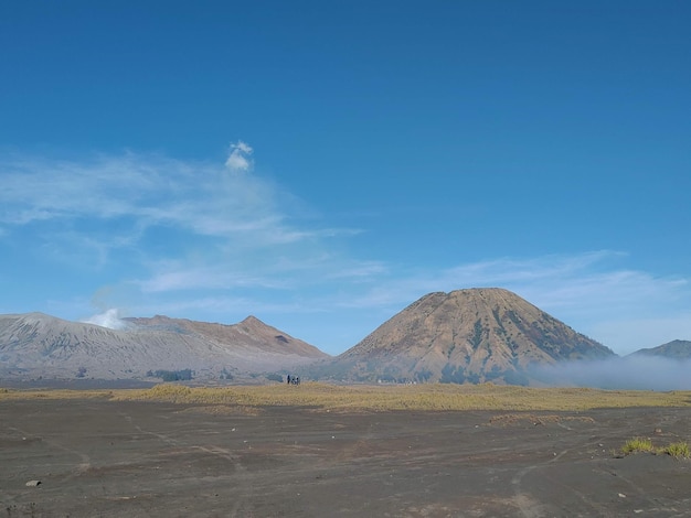 Foto een berg in de verte is een vulkaan.