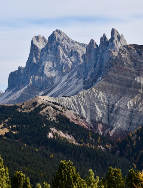 Foto een berg met een berg op de achtergrond