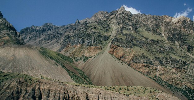 Een berg met een berg op de achtergrond