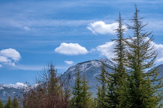 Een berg met een blauwe lucht en wolken