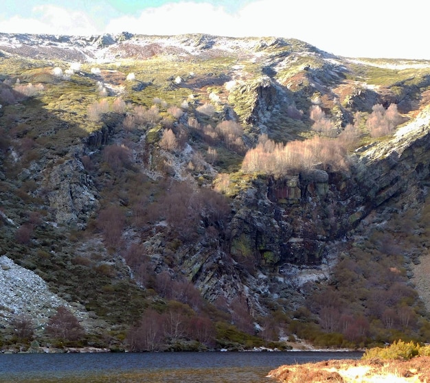 Een berg met een rivier en een berg op de achtergrond