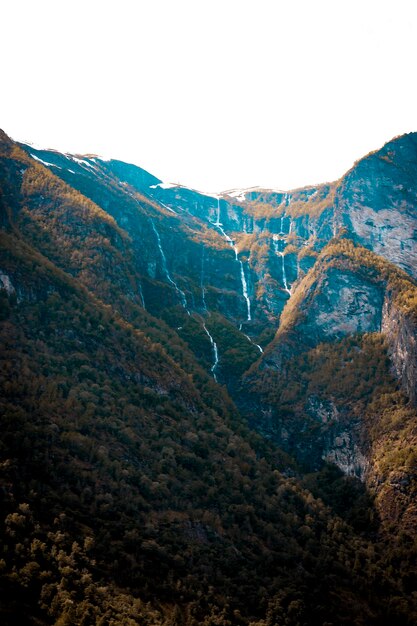 Een berg met een waterval op de achtergrond