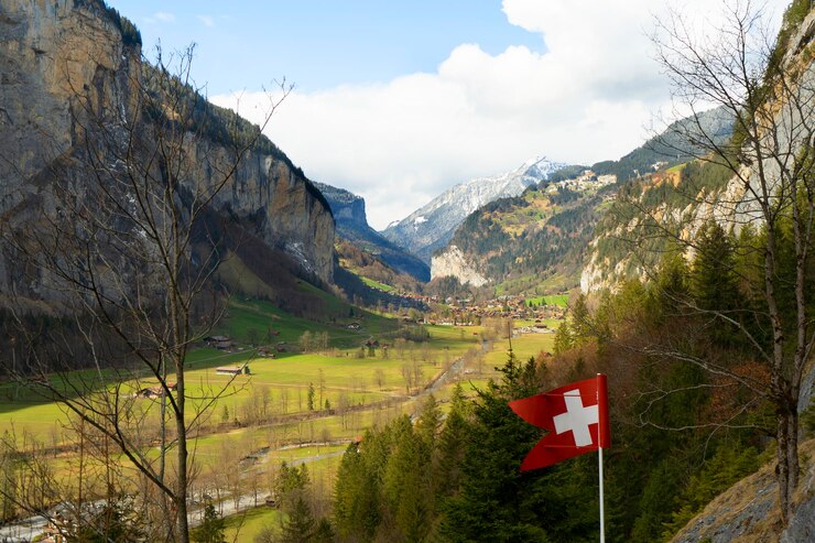Foto een berg met een zwitserse vlag