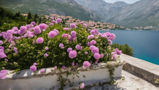 een berg met roze bloemen op de top ervan