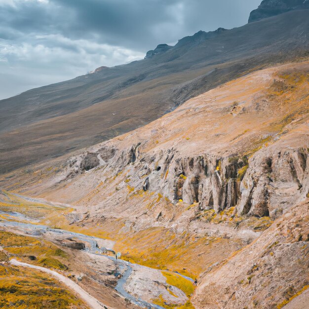 Een berg waar een rivier doorheen stroomt