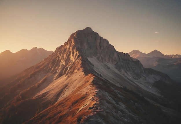 een berg wordt getoond met de zonsondergang erachter