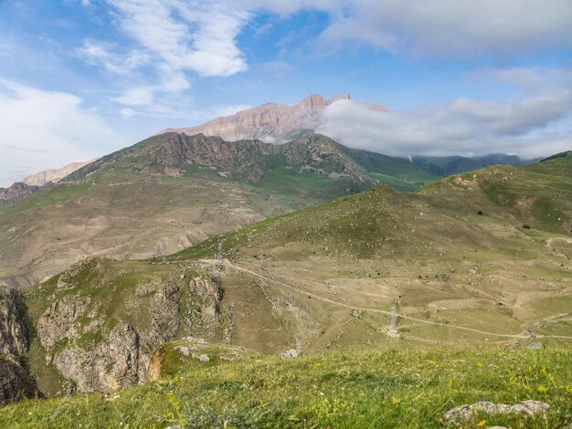 Een bergdal in de kloof van de CherekBalkar-rivier in de buurt van het Gymyhli-kanaal Kaukasus 2021