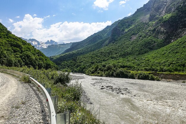 Een bergdal in de kloof van de rivier de CherekBalkar in de buurt van de Ushtulu Kaukasus