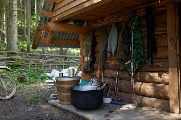 Foto een bergherder kookt kaas in een ketel over een vuur traditionele kaasproductie in de bergen