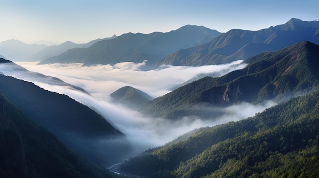 Een bergketen is bedekt met mist en mist.