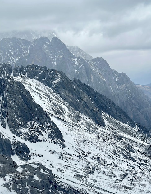 Een bergketen met sneeuw op de bergen en een bewolkte lucht