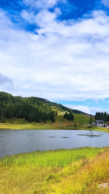 Een bergmeer in de Alpen op de grens van Italië en Oostenrijk