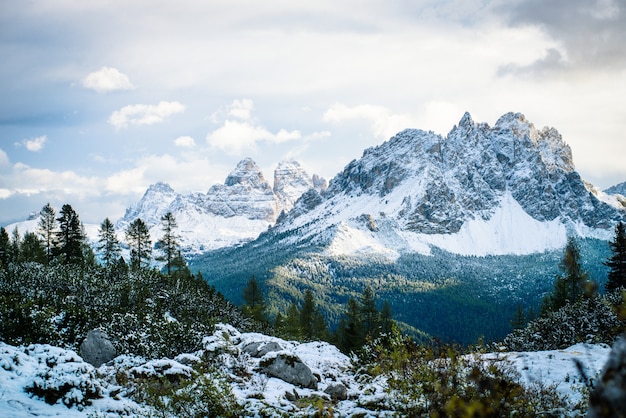 Een bergpiek in de winter, dolomiet, Italië