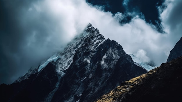 Een bergtop met wolken op de achtergrond