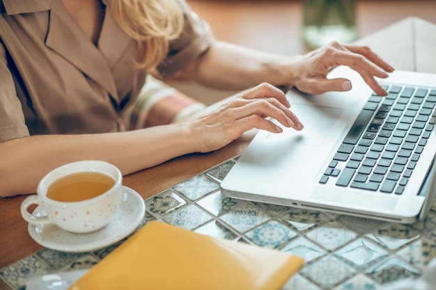 Foto een bericht typen. close-up foto van een vrouw die aan een laptop werkt