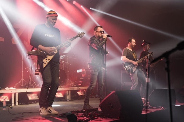 Foto een beroemde gitarist van een band op het podium in een concert ik was de officiële fotograaf van dit evenement