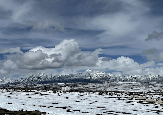 Een besneeuwd landschap met bergen op de achtergrond