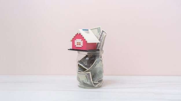 Een besparing van contant geld voor het nieuwe huis, eenvoudig miniconceptidee
