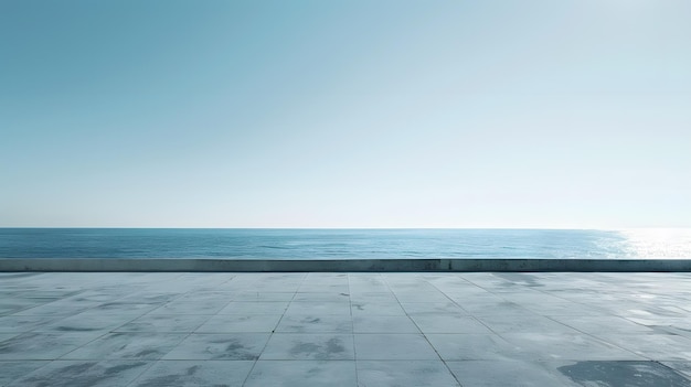 een betonnen loopbrug met een blauwe hemel en een witte lijn van de oceaan