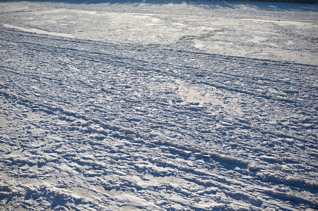 Een bevroren meer of rivier in de winter Dichtbij de bosbergen in de sneeuw Prachtige winterlandschappen