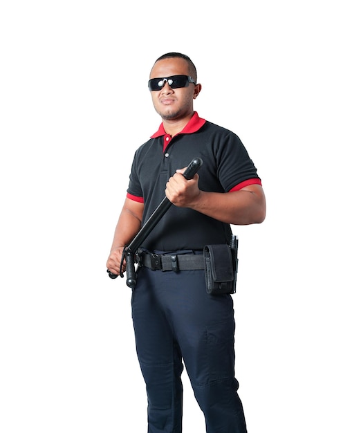 Foto een bewaker in een zwart uniform, met een donkere bril, staat in een hoek van 45 graden, met een sterke standaard en houdt een rubberen knuppel vast. op een witte achtergrond geïsoleerd, uitgesneden. veiligheidsconcept