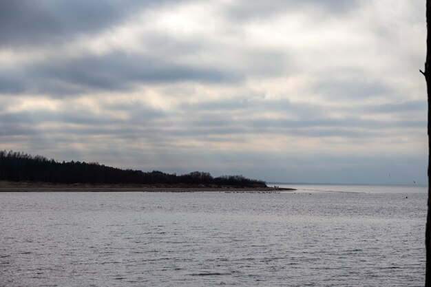 Een bewolkte dag met uitzicht op de zee en grijze wolken in de lucht