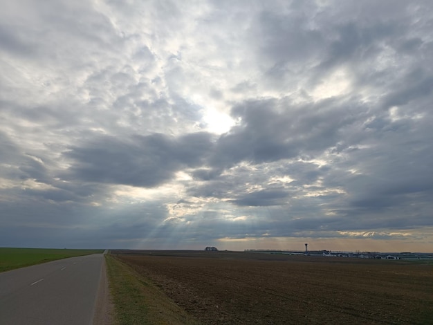 Een bewolkte hemel met zonnestralen die door de wolken komen