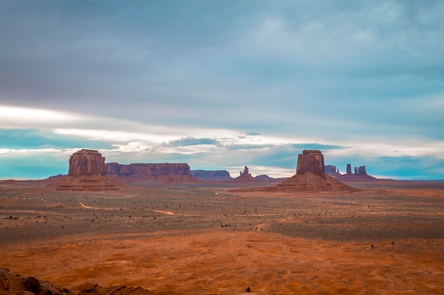 Een bewolkte middag in het Monument Valley National Park Utah