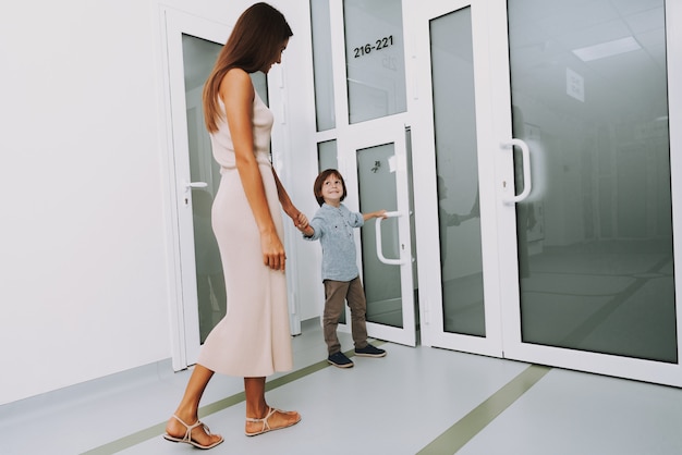 Een bezoek aan Pediatric Clinic Mom and Boy Open Door