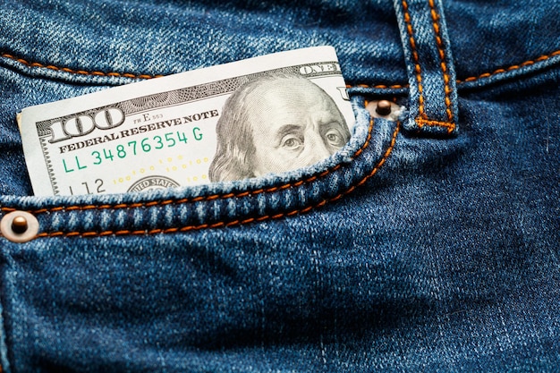 Een biljet van honderd dollar in de zak.
