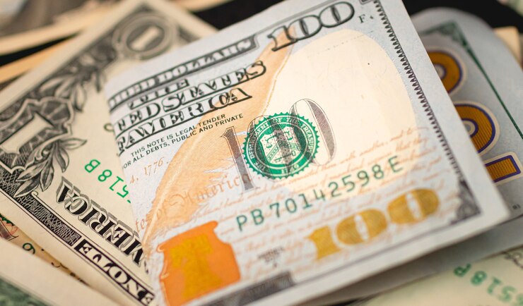 een biljet van honderd dollar uit de Verenigde Staten in close-up foto met bovenaanzicht