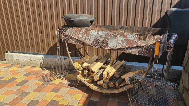 Foto een binnenplaats met een zwembad, ligstoelen