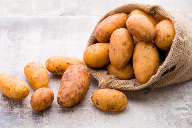 Een bio roodbruine aardappel houten vintage achtergrond.