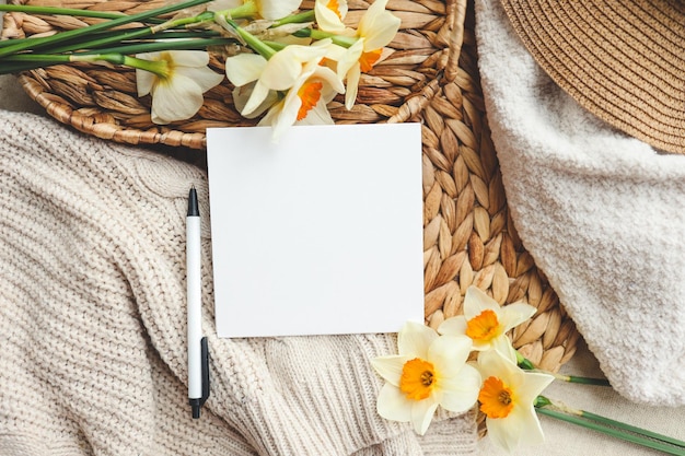 Een blanco vel papier met een plek voor uw felicitaties, kaarsen en bloemen