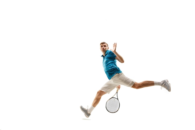 Een blanke man die tennisser speelt geïsoleerd op een witte achtergrond