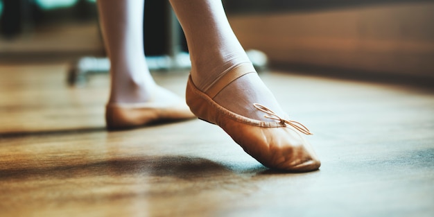 Een blanke vrouw en meisje ballet beoefenen