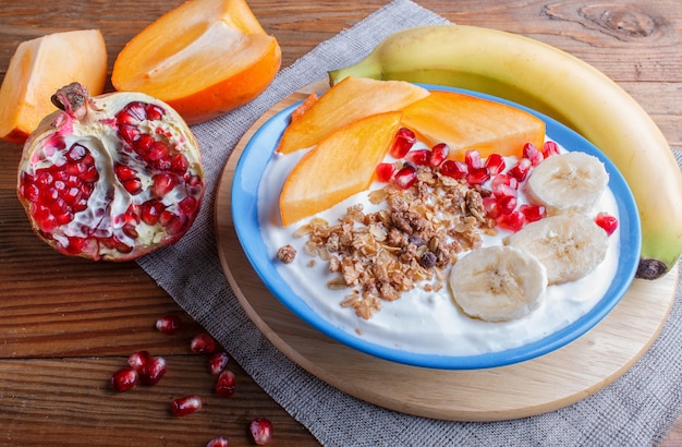 Een blauw bord met griekse yoghurtgranola