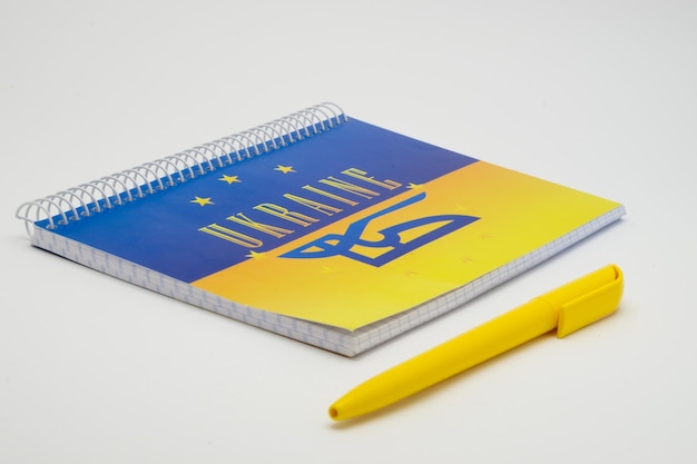 Een blauw en geel notitieboekje met het woord erop