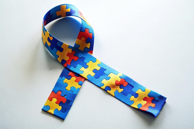 een blauw puzzelstuk met puzzel stukken erop ligt op een wit oppervlak