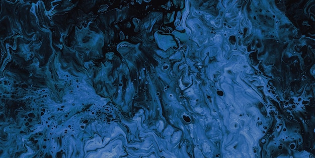 Een blauw water met een zwarte achtergrond en het woord "blauw" op de bodem.