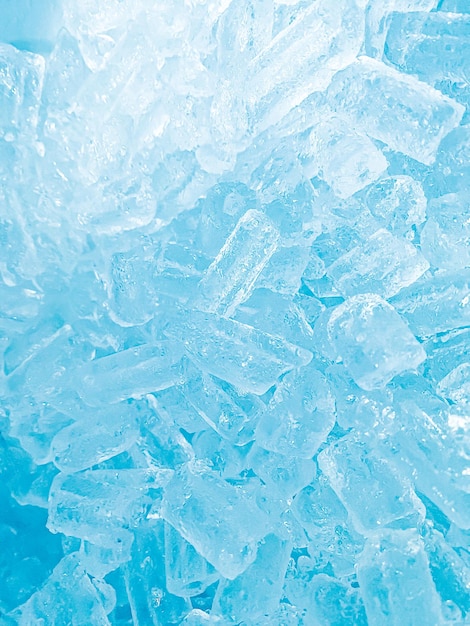 Een blauwe achtergrond met ijskristallen erop