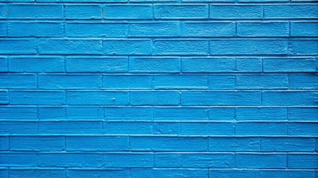 een blauwe bakstenen muur met een witte bloem erop