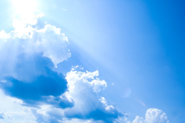 Een blauwe hemel witte wolken op natuur zomer weer achtergrond