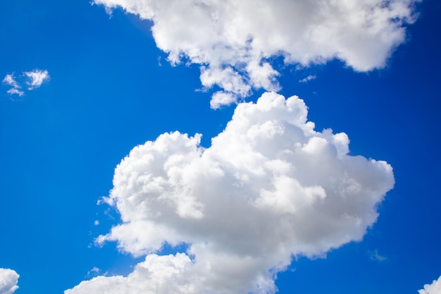 Een blauwe hemel witte wolken op natuur zomer weer achtergrond