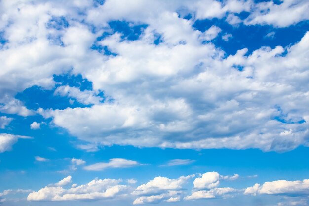 Een blauwe hemel witte wolken op natuur zomer weer achtergrond