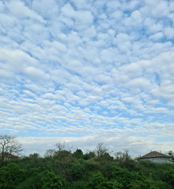 Een blauwe lucht met dikke wolken