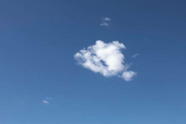 Een blauwe lucht met witte wolken als achtergrond