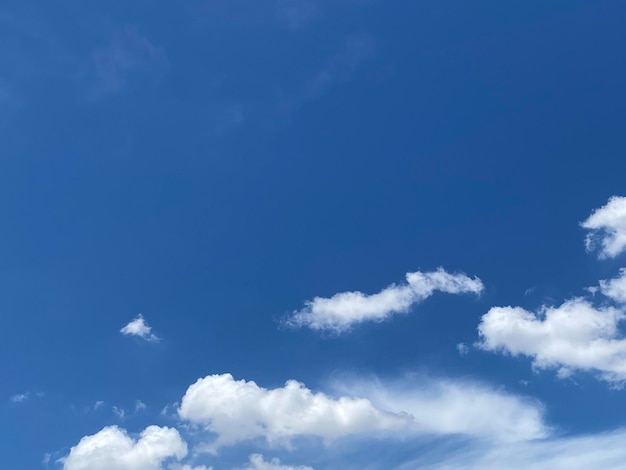 Een blauwe lucht met witte wolken en een blauwe lucht