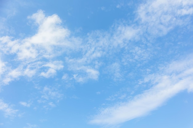 Een blauwe lucht met witte wolken