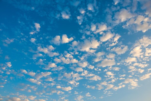 Een blauwe lucht met wolken en een blauwe lucht met een paar kleine wolkjes in de lucht.